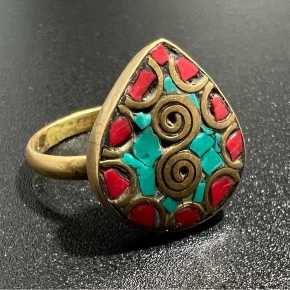 Vintage Brass Ring with Coral & Turquoise Chip Inlay Spiral S Adjustable Ring - Picture 4 of 9